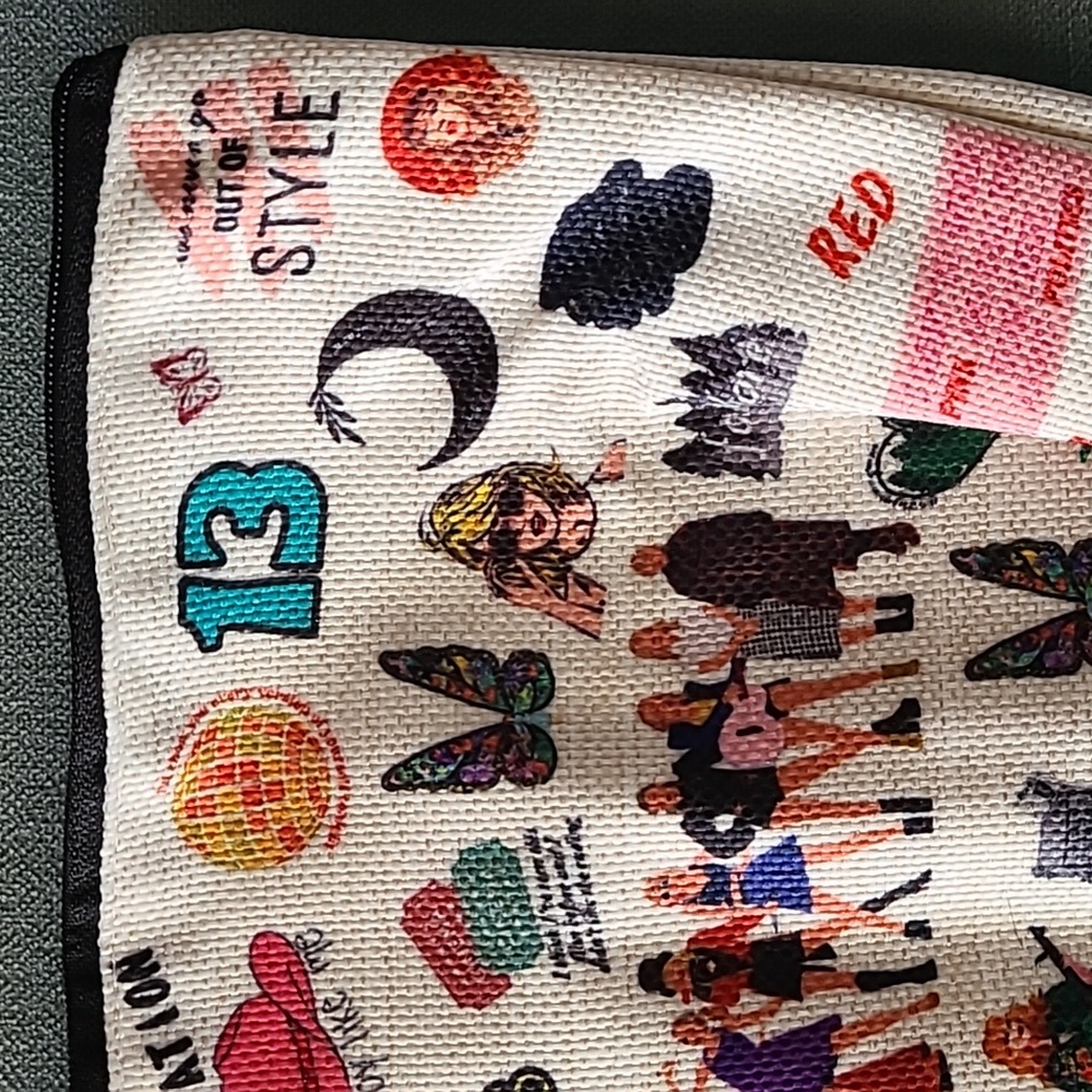Taylor Swift Makeup Bag with Necklace and Bracelet - Picture 6 of 11